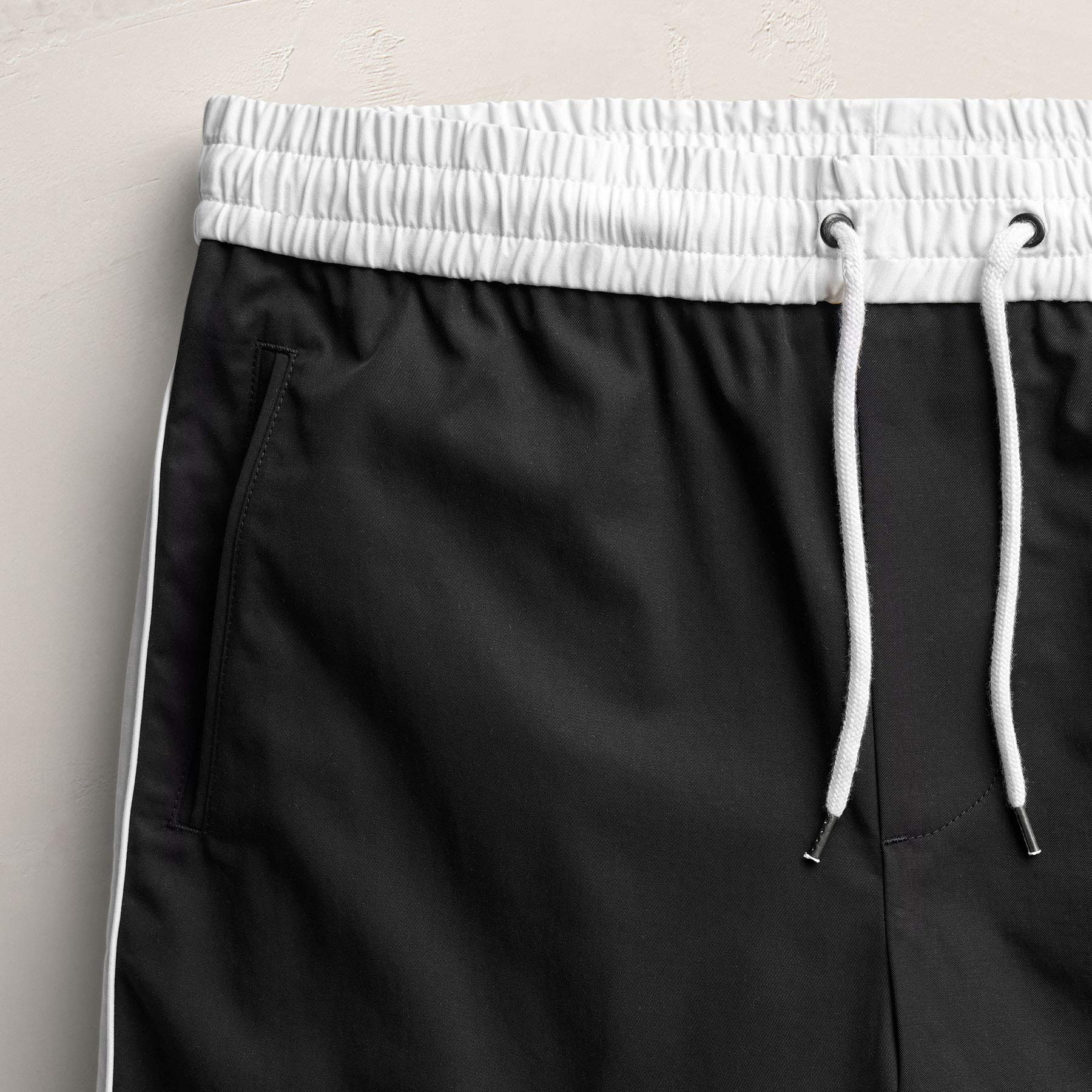 Short de sport en sergé de coton surélevé - Noir/Latte/Blanc