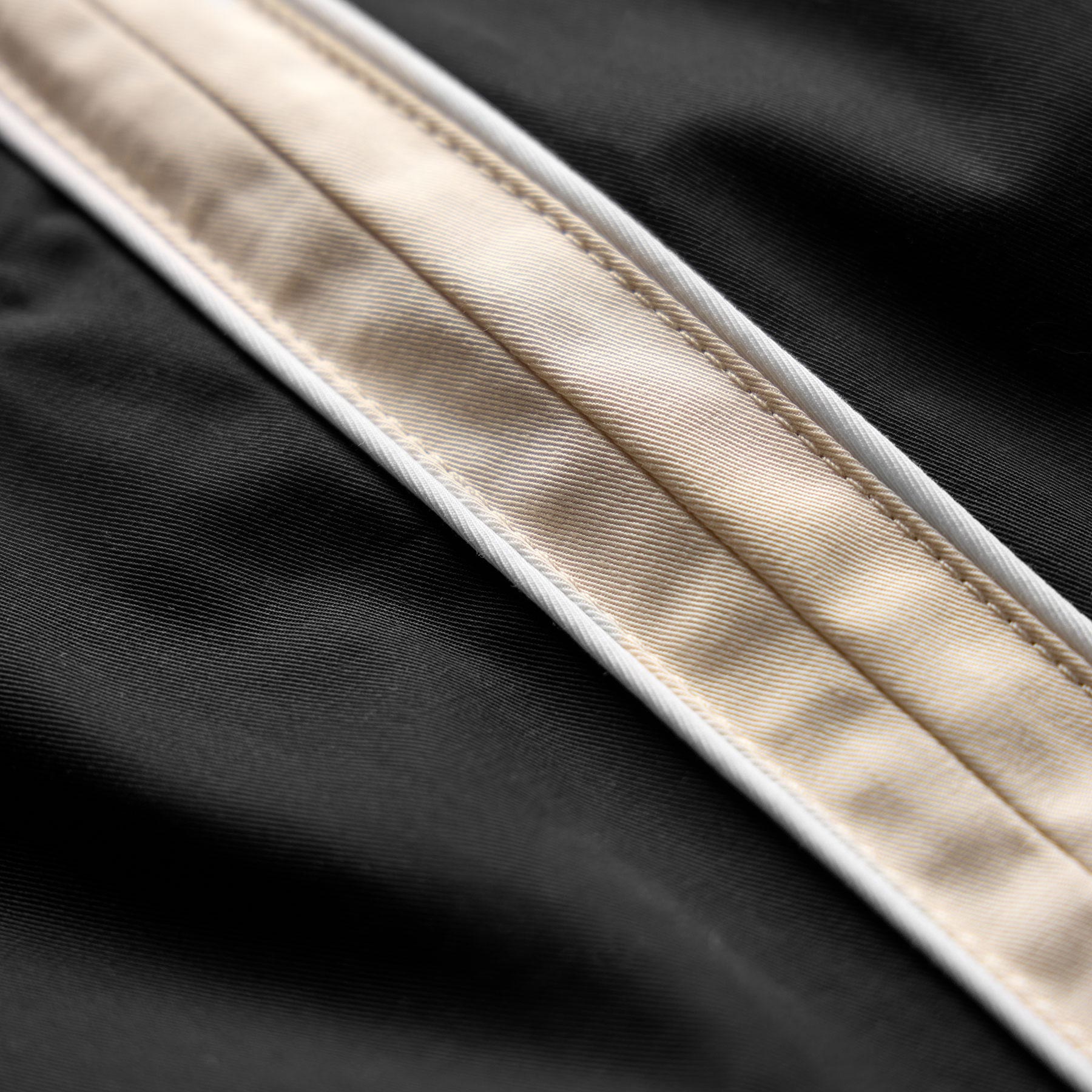 Short de sport en sergé de coton surélevé - Noir/Latte/Blanc